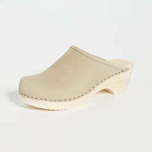 No. 6 store valley low clogs